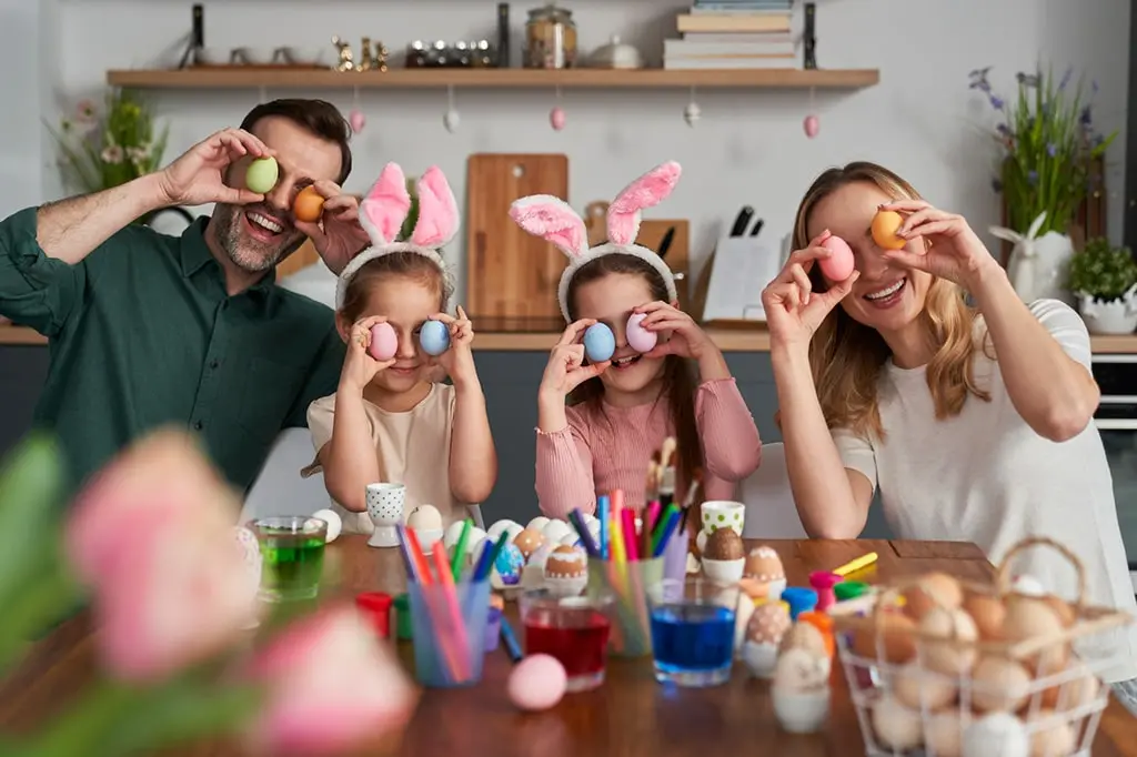 Familie bemalt Ostereier