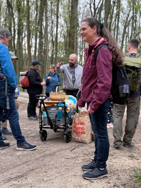 erwachsene Wanderer auf einem Waldweg