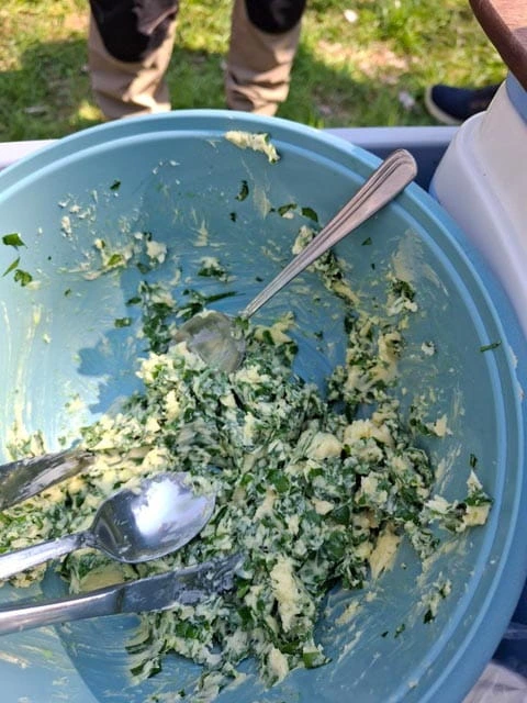 Eine Schüssel mit leckerer Kräuterbutter