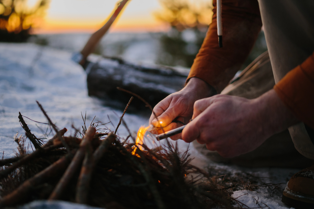 Person macht ein Lagerfeuer